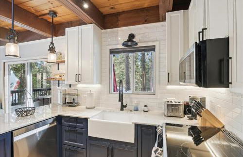 Cobalt Cabin by Tahoe Getaways - Beautifully Remodeled Pet Friendly 3 BR with Hot Tub & EV - Foto 10