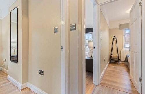 Modern 4 Bed house Ideal for Groups, Contractors near City Airport & O2 Arena, free parking & Wifi included - Foto 9