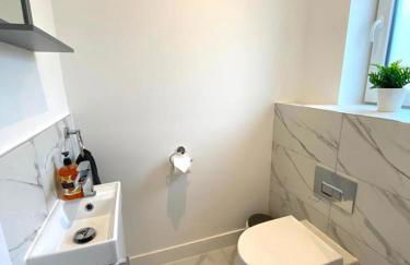 NEW Beautiful Large 3 bedroom House - 5 Minutes to the nearest Beach! - Great Location - Garden - Parking - Fast WiFi - Smart TV - Newly decorated - sleeps up to 7! Close to Poole & Bournemouth & Sandbanks - Foto 10