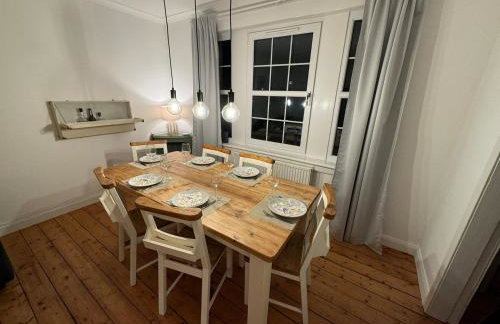 Stirling Haven: Charming 3B Apt in City Centre - Photo 2