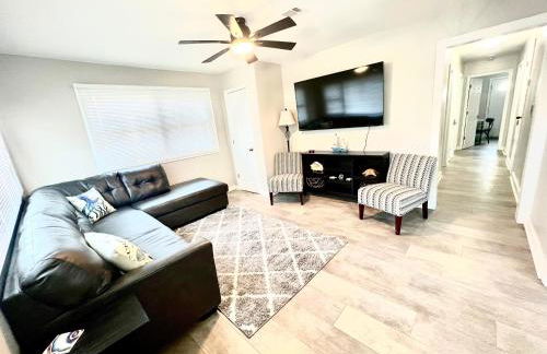 4/2 Home Close to Beach, Centrally located! - Foto 1