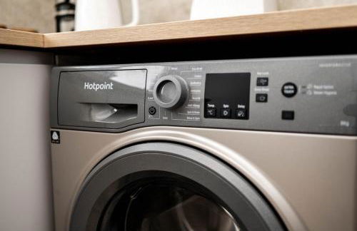 #34 Two bed apt Private Parking Stylish & homely - Photo 13