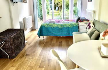 Patio lodge with forest access close to beaches - Foto 3