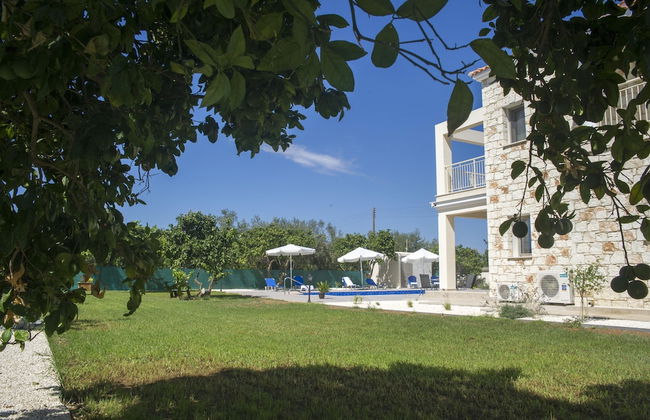 Stunning new Beach Front Villa,1st Line to the Beach, Large Pool, Wonderful Area - Foto 38