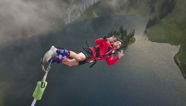 S'amuser dans l'activité de saut à l'élastique