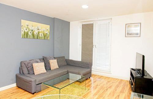 Birmingham City Centre Beautiful Apartment Walking Distance to Bullring Shopping Centre Private Parking - Photo 33