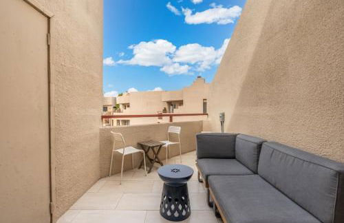 Mid-Century, Two-story with private Balconies & Pool view - Foto 28