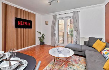 Stylish Town Centre Apartment, ALLOCATED FREE PARKING SPACE, RICKMANSWORTH HIGH STREET, Modern Decor, Juliet Balcony, Walking Distance to Rickmansworth Station Metropolitan Line - Foto 1