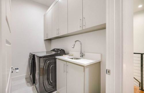 Uptown Modern with Private Patio & 1Gbps Wi-Fi - Foto 61