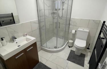 Super-King Bed Studio Apartment in Central Northampton - Photo 14