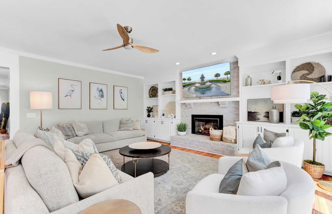 Southern Oasis by Avantstay 0.5mi Walk to the Beach, Pool, Patio, Large Yard - Photo 2