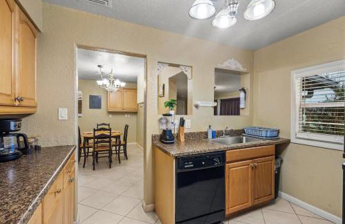 Sleeps 12 - House Guest Apt - Plenty of parking - Foto 6