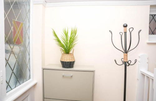 Large 4 Bedroom House Near Heathrow and M4 Free Parking - Foto 32