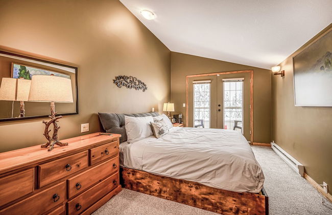 Fresh Tracks Retreat Ski In Out Hot Tub - Photo 3