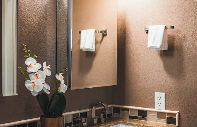 Spacious Retreat w Modern Decor and Private Yard - Photo 45