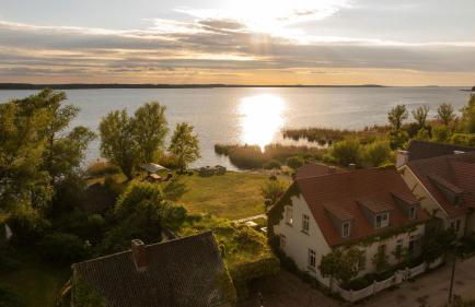Ferienhaus Peeneblick - exklusives Traumhaus in Direktlage am Wasser mit Bootssteg und Aussensauna - Foto 1