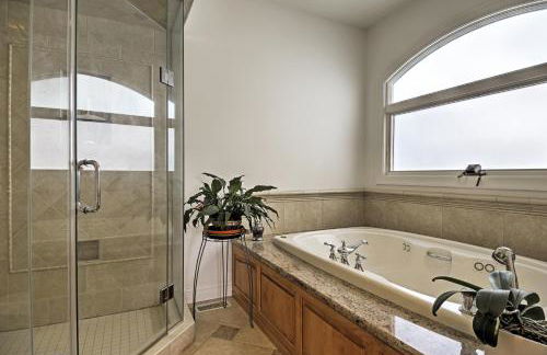 Elegant Riverfront Home with Expansive Views - Foto 9