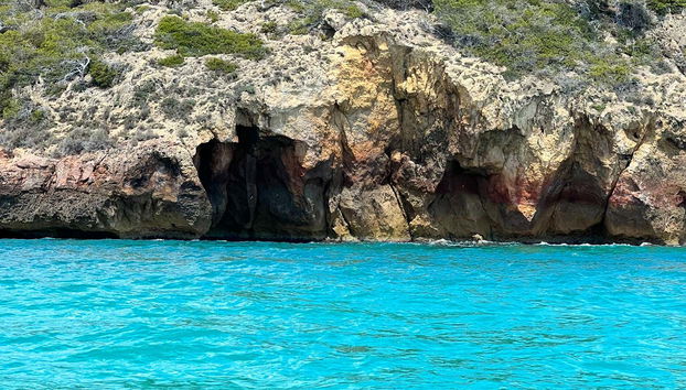 Aguas turquesa de Cala Mora