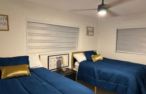 4bdrm Waterfront salt water Pool home with Outdoor theater Game Rm Make up vanities in every room Perfect for Game days and concerts trips to Miami Hard rock stadium and hotel 15 mins away - Foto 20