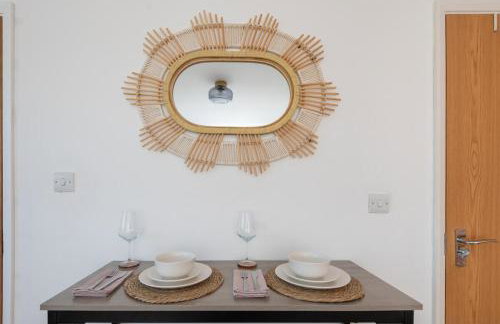 #30 Cozy & Stylish Studio Retreat - Near Odds Farm Park - Sleeps 2 - Perfect for business travelers and Couples - Free parking - Foto 10