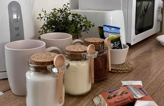 Private Guest House With En-suite, no Full Kitchen - Photo 3