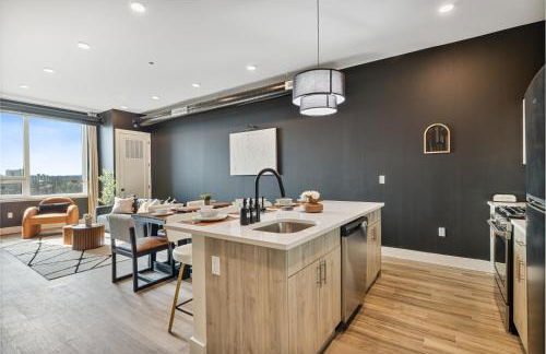 2BR 2BA, King bd, Gym, Free Parking, 8min to Train - Foto 23