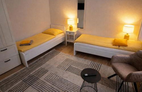 Moderne Ferienwohnung,Sauna im Haus, Parkplatz Hunde willkommen, nahe Schloss, Waldeisenbahn, Hermansbad, UNESCO Geopark, nahe polnischer Markt, Top Lage für Ausflugsziele zum Wandern oder Radfahren - Foto 4