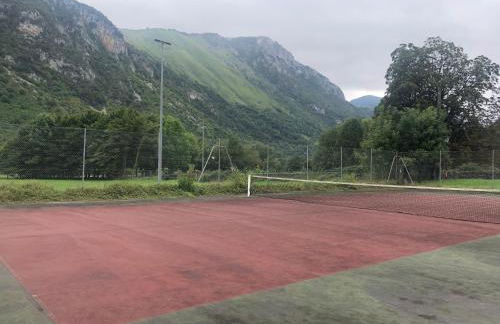 Bel appartement T2 refait à neuf avec piscine couverte de juin à fin septembre, près des stations de ski avec navette et draps et serviettes compris - Foto 18