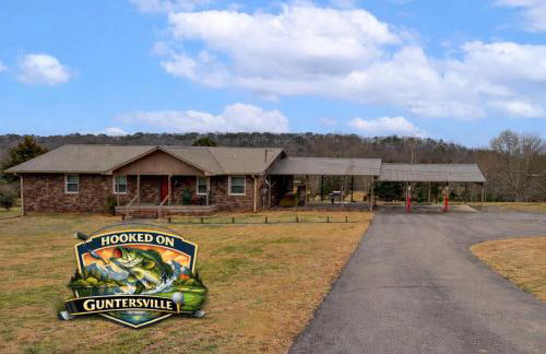 Spacious Fishing Getaway by Lake Guntersville! - Foto 1