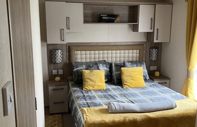 2 Bed Caravan - Sleeps 6 - Parking - Pets - Photo 8