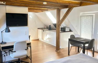 1 Zimmer Wohnung DG mit Klimaanlage und kleinen Balkon - Foto 1