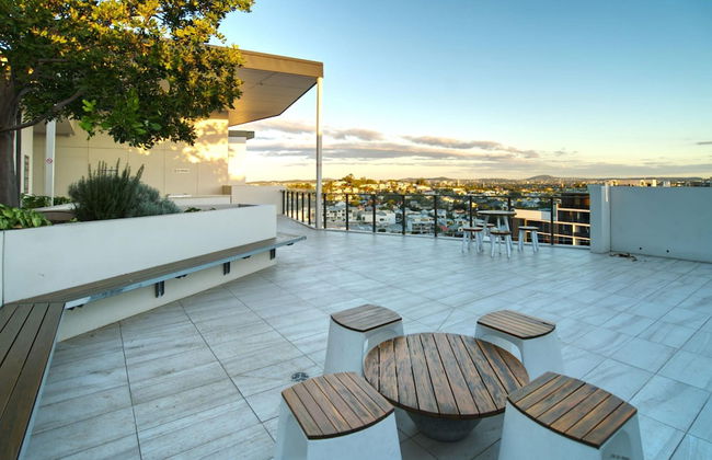 2BR Food Drink Hub Pool 2 Cars Gym Rooftop - Foto 31