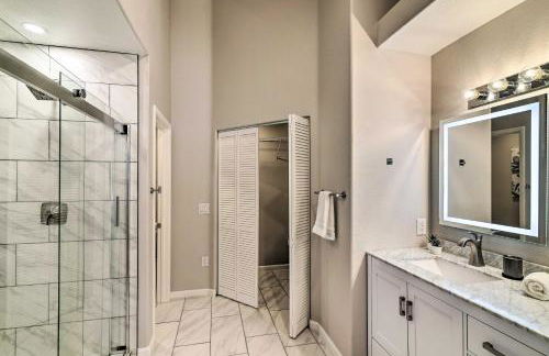 Contemporary Vegas Townhome with Community Pool - Foto 17