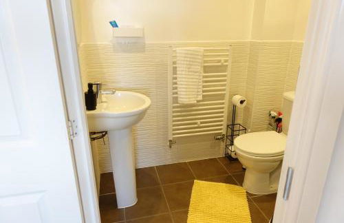 4 bedroom, Sleeps 12, Free Parking - Foto 18