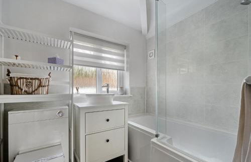 Pass The Keys Picture Perfect Haven in Didsbury Village - Free Parking & EV Station - Photo 36