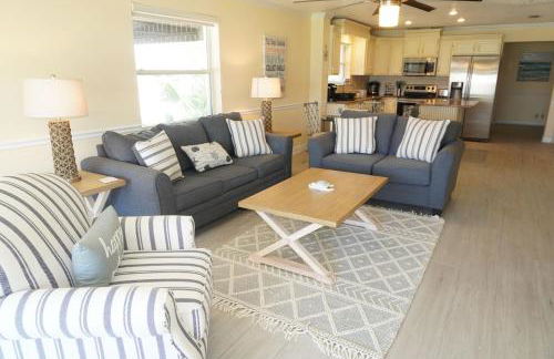 3 bedroom 2 bath home walking distance to beach - Foto 24