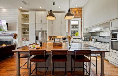 Modern 3BR Condo Walk to Downtown and UT with Parking - Foto 19