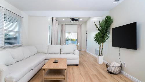 Newly Built Coastal Home with Yard - Foto 2