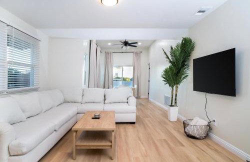 Newly Built Coastal Home with Yard - Foto 2