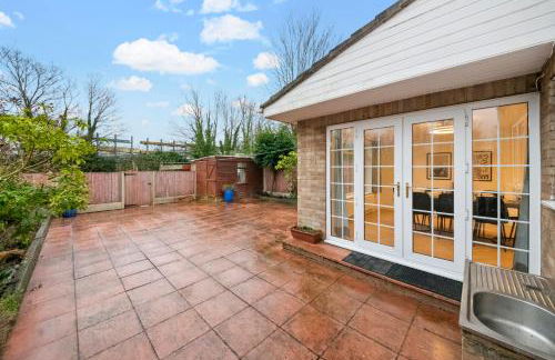 4 Bed House in Maidenhead, by ARP Homes, Driveway & Big Private Patio, Perfect Location for Business and Family Stays - Foto 37