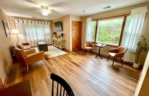 Vintage, Mid-Century Suite above Antique Store - Foto 3