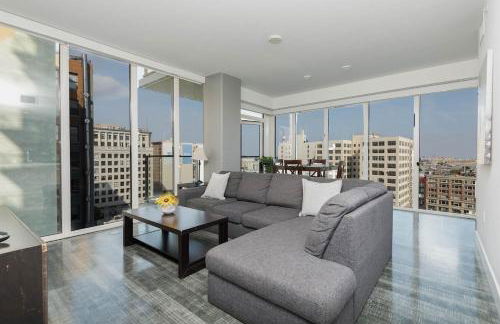Stylish 3BR High-Rise with Pool, Hot Tub & Rooftop Views - Foto 17