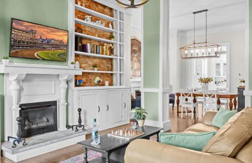 Elegant Manor w Private Yard & Modern Amenities - Foto 1