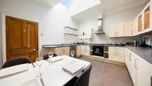 Clifton Spacious 3 Bed Apt & Parking - Simplycheckin - Foto 5