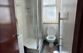 LARGE SELF CATERING HOUSE WITH WiFi CLOSE TO TRANSPORTS - Photo 20