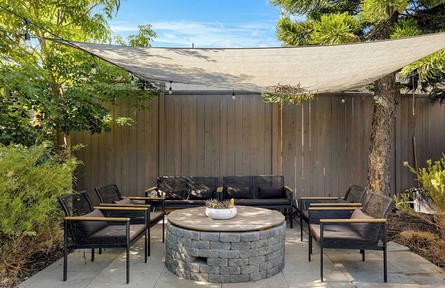 Luxe Backyard Oasis w/ Hot Tub Chic Design South Park Sanctuary - Foto 31