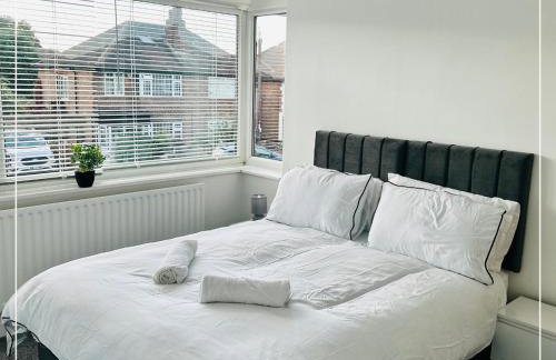 Bright 4BR Home - National Museum, Highfields Park, Uni & City Centre - Sleeps 8 - Photo 1