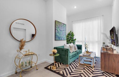 Miami Magic Vibrant 2 Bedroom with Free Parking - Photo 7