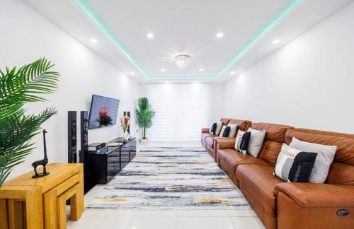 5 Bedroom House , Free Parking , Pool Table , Arcade Machine , Garden , Sleeps 9 , Offers , Ideal For Contractors , Families , Long Term Stays - Foto 1