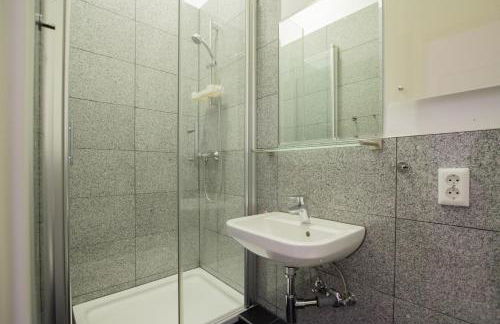 Tolstov Apartments - 1 or 3 Room Apartments - 20 Min Messe DUS and Old Town DUS - Foto 16